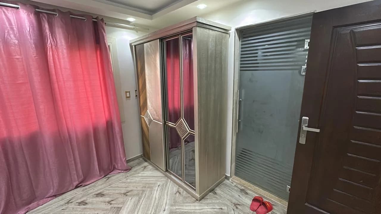 شقة تلات غرف و تلات حمامات بمدينه نصر و بلكونه بحرى و صاله تلات قطع كبار مساحتها 220 9