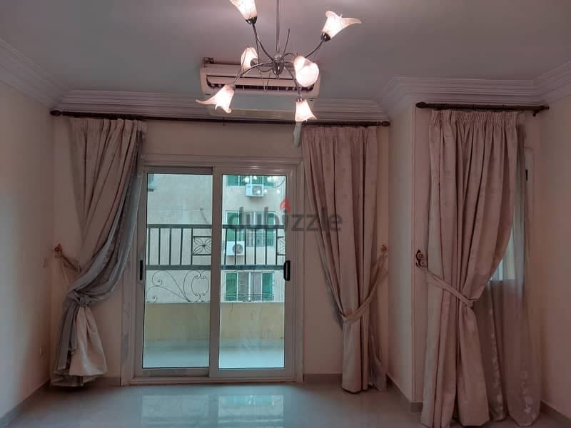 شقة بعمارات المستثمر الصغير مطبخ مودرن وستائر ومكيف بالريسبشن ومراوح 1
