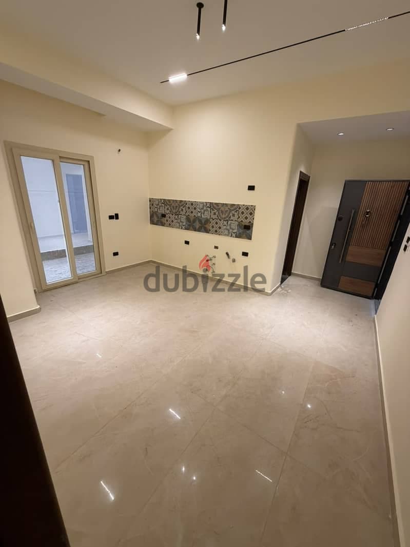 استديو للإيجار / 1