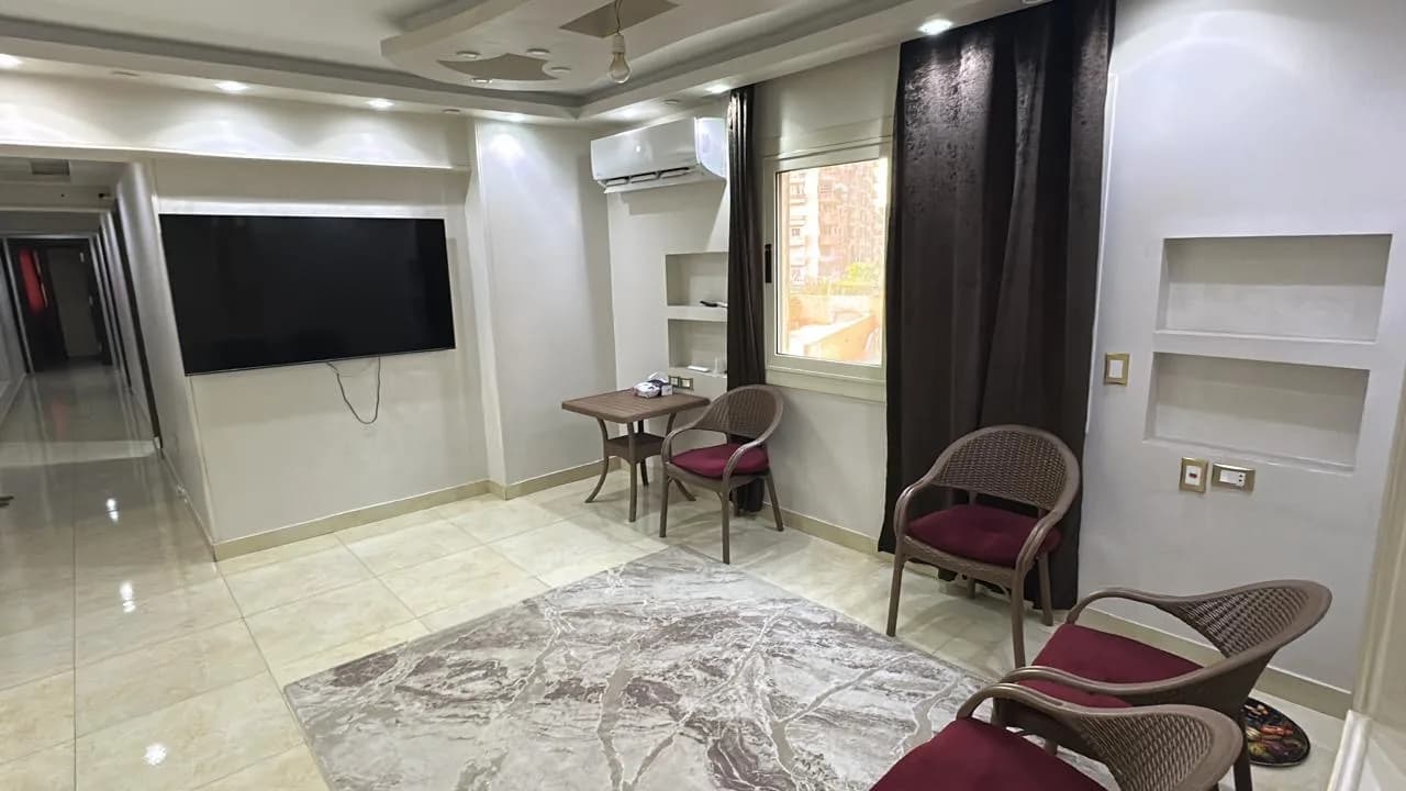 شقة تلات غرف و تلات حمامات بمدينه نصر و بلكونه بحرى و صاله تلات قطع كبار مساحتها 220 2