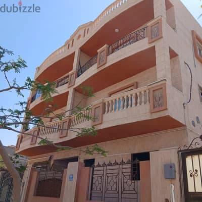 شقة للايجار فى مدينة الشروق – 240م – حى الفيلات 2