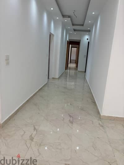 شقة للايجار فى مدينة الشروق – 240م – حى الفيلات 8