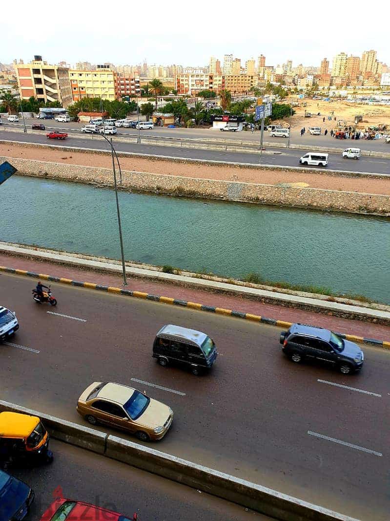 شقة للأيجار مساحتها مائة وعشرون متر ثلاث غرف على ناصية وعلى المحور 1