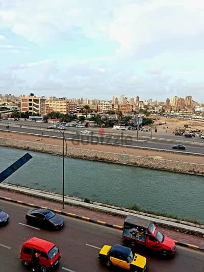 شقة للأيجار مساحتها مائة وعشرون متر ثلاث غرف على ناصية وعلى المحور 2