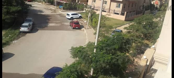 شقه فندقيه بالحى الاول بفرش راقى مكيفه بموقع فريد بالقرب من الجامعات 1